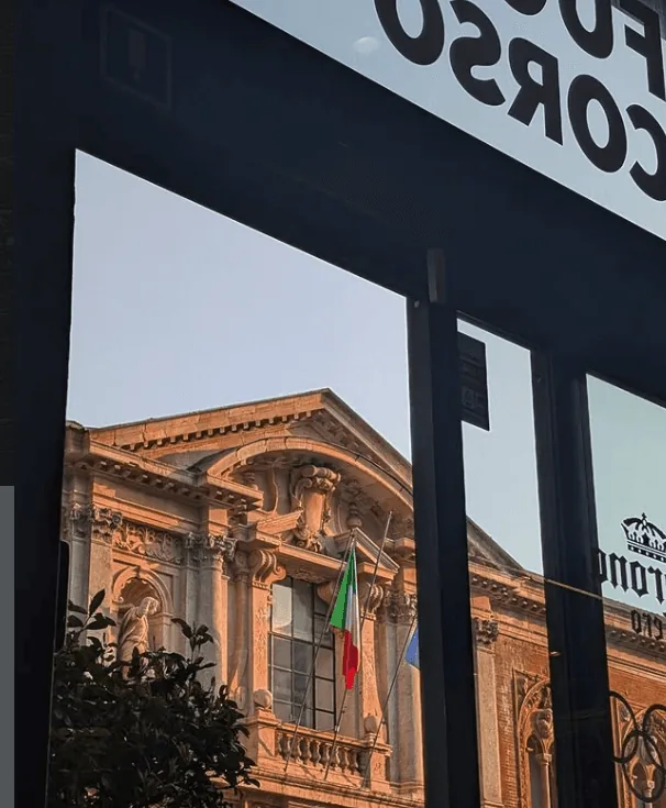 Insegna Fuori Corso davanti alla Statale