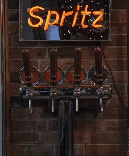Insegna Spritz sopra i spillatori