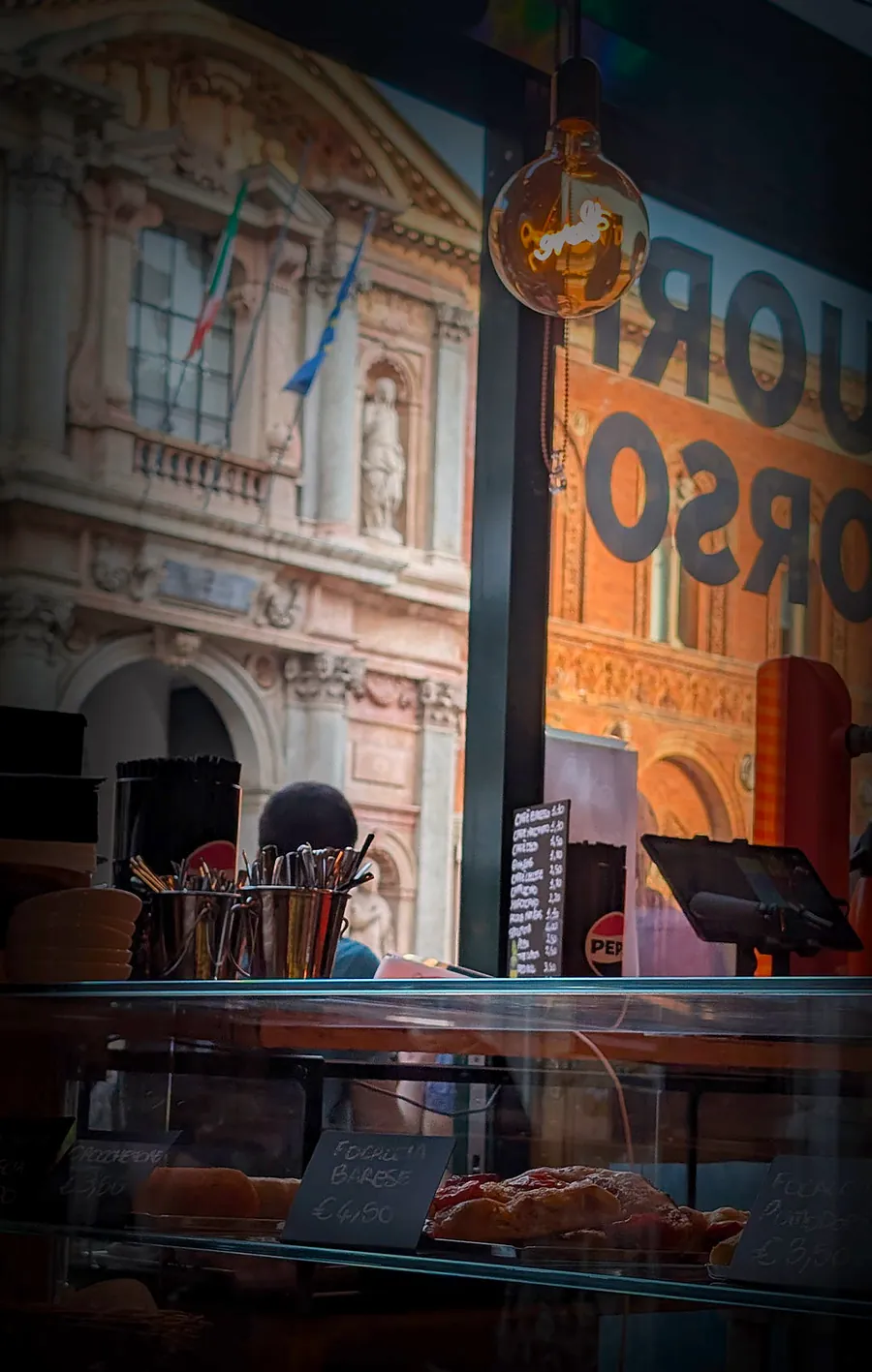 La Statale vista dalla vetrina di Fuori Corso