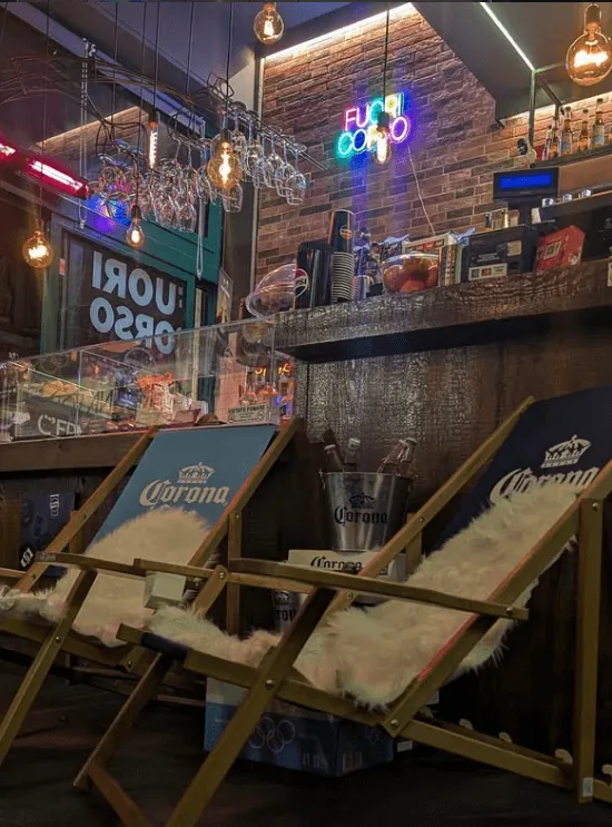 Sdraio e birra Corona davanti al locale